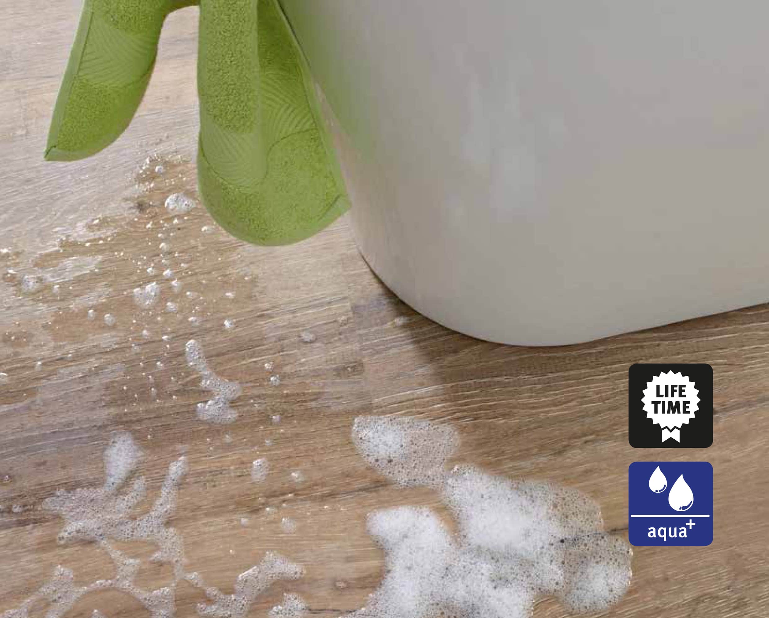 Tarimas resistentes al agua Las tarimas laminadas de AQUASTYLE son más resistentes al agua que cualquier otra tarima, ideales para utilizar en baños o cocinas.