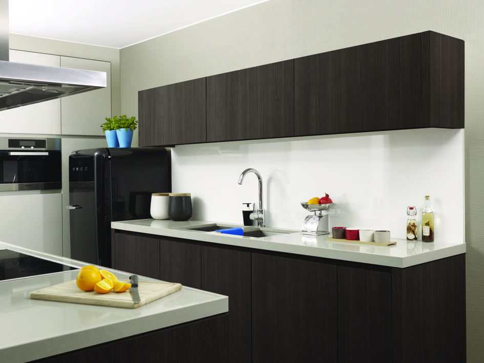 Cocina con pared revestida con paneles de madera