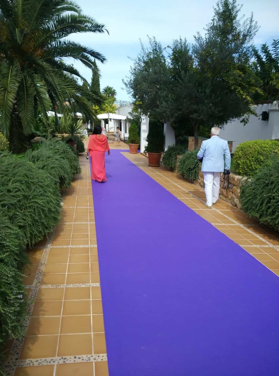 Moqueta para cubrir el suelo de acceso a un evento o boda. Evita deslizamientos y decora el espacio con alfombras o moquetas diseñadas para todo tipo de pavimentos.