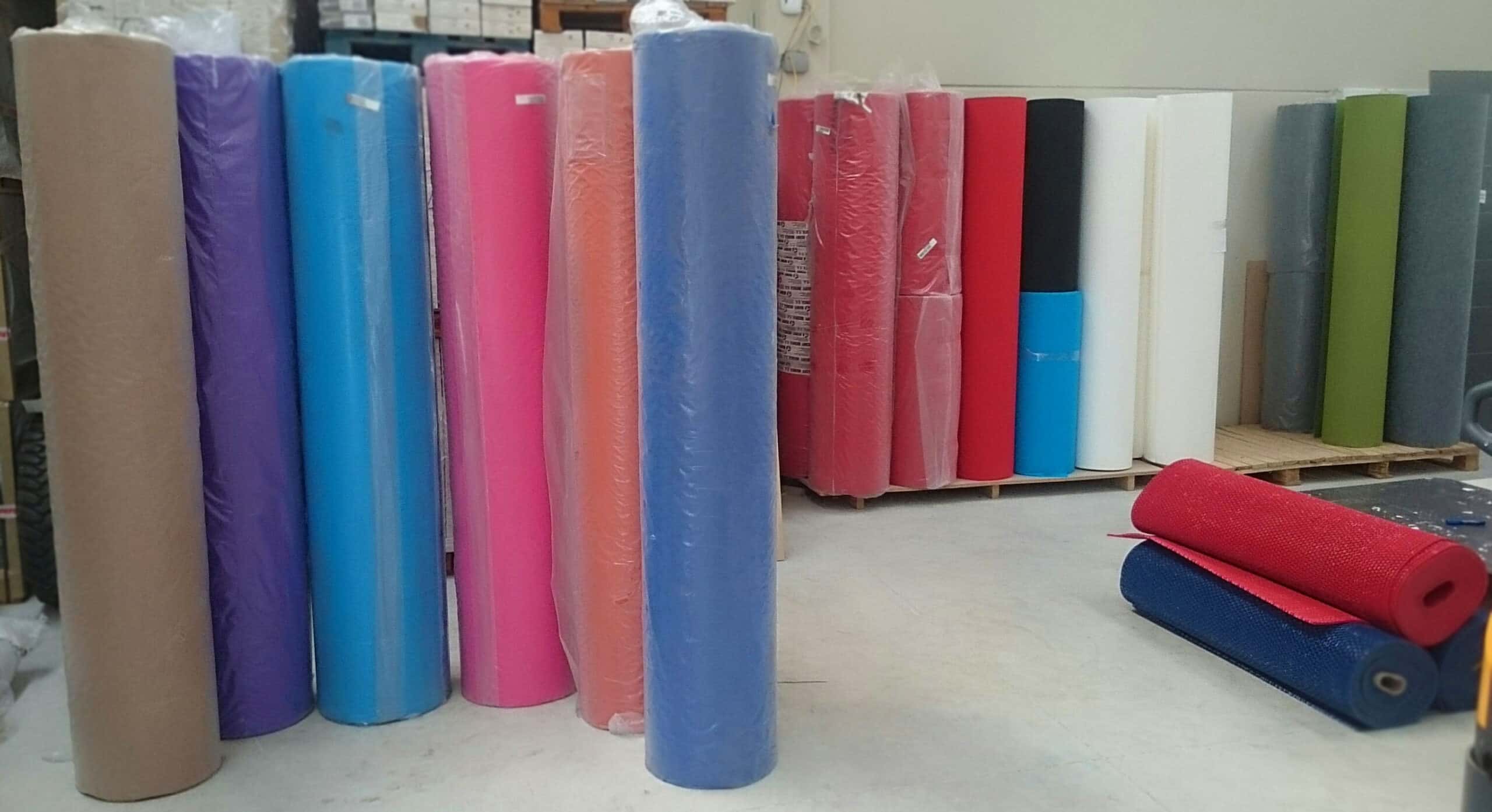 Rollos de moquetas En nuestras instalaciones, disponemos de stock suficiente en moquetas grandes y pequeños eventos. Disponemos de un amplio catálogo con más de 30 colores y estilos.