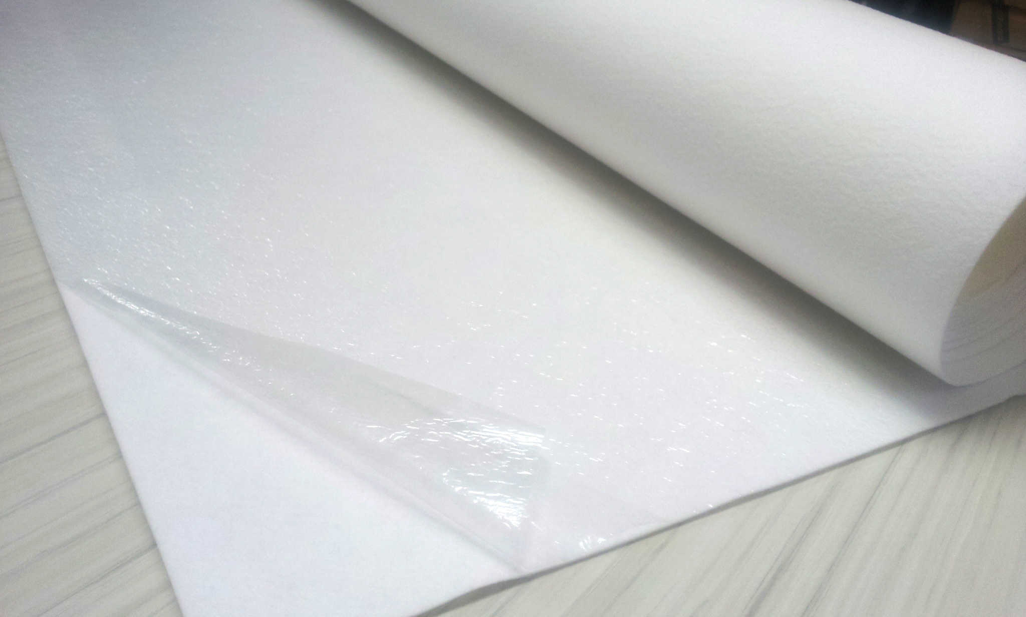Capa protectora Todas nuestros rollos de moquetas se sirven con una capa protectora que evita que la moqueta se deteriore, manche o coja polvo en nuestros almacenes.