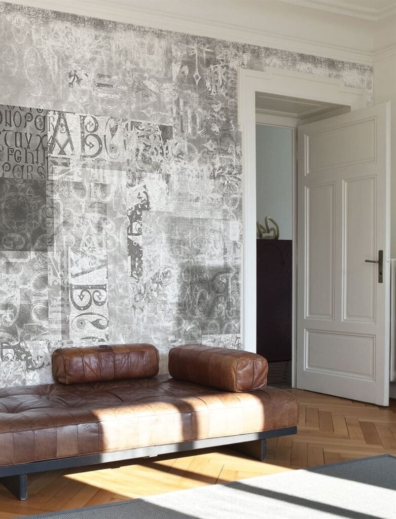 habitación con pared artística